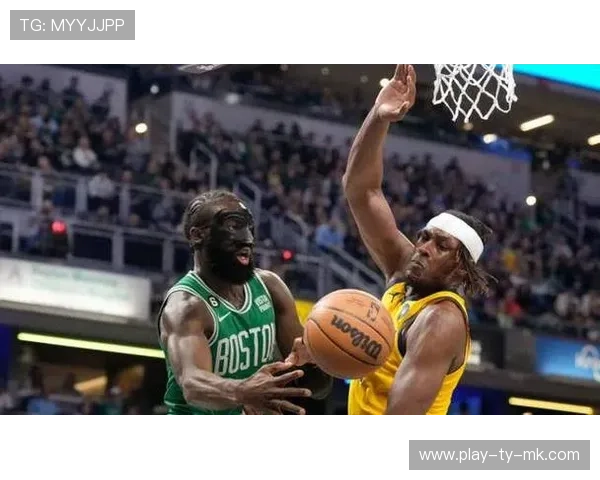 杰伦布朗发际线抢镜赛场成焦点 球迷热议社交媒体掀转发潮